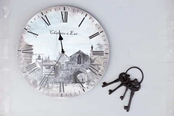 Часы "Городок Эз"